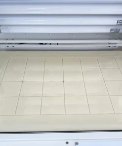 Вид сверху вниз внутри вакуумной УФ-экспозиции AP-200W, демонстрирующий встроенный вакуумный стол с сетчатым рисунком, предназначенным для оптимального всасывания. Ниже расположены мощные УФ-лампы, обеспечивающие точный контакт при проявке фотополимерных пластин.