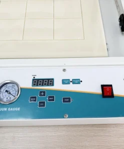 Крупный план панели управления вакуумной УФ-экспозиции AP-200W: вакуумметр, цифровой дисплей таймера и кнопки для настройки вакуума и времени экспозиции. Идеально подходит для точного изготовления фотополимерных пластин.