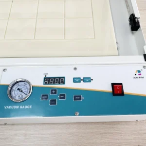 Vue rapprochée du panneau de commande de l'unité d'exposition UV sous vide AP-200W, montrant la jauge de vide, l'affichage numérique de la minuterie et les boutons de réglage du vide et du temps d'exposition. Idéal pour la fabrication précise de plaques photopolymères.