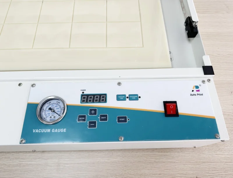 Vue rapprochée du panneau de commande de l'unité d'exposition UV sous vide AP-200W, montrant la jauge de vide, l'affichage numérique de la minuterie et les boutons de réglage du vide et du temps d'exposition. Idéal pour la fabrication précise de plaques photopolymères.