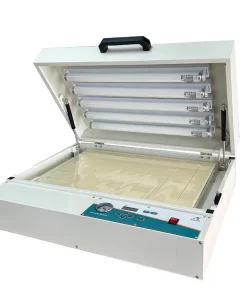 Máquina de exposição de clichês AP-200W branca para chapas de aço de tampografia, com várias lâmpadas UV e uma mesa de trabalho a vácuo.